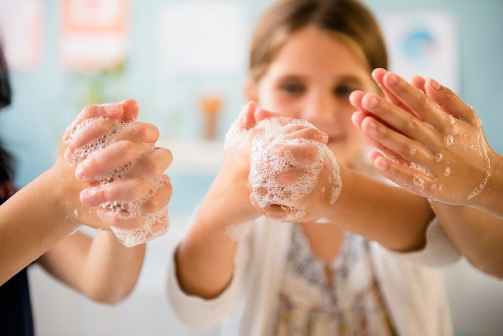 washing hands to prevent infection with worms